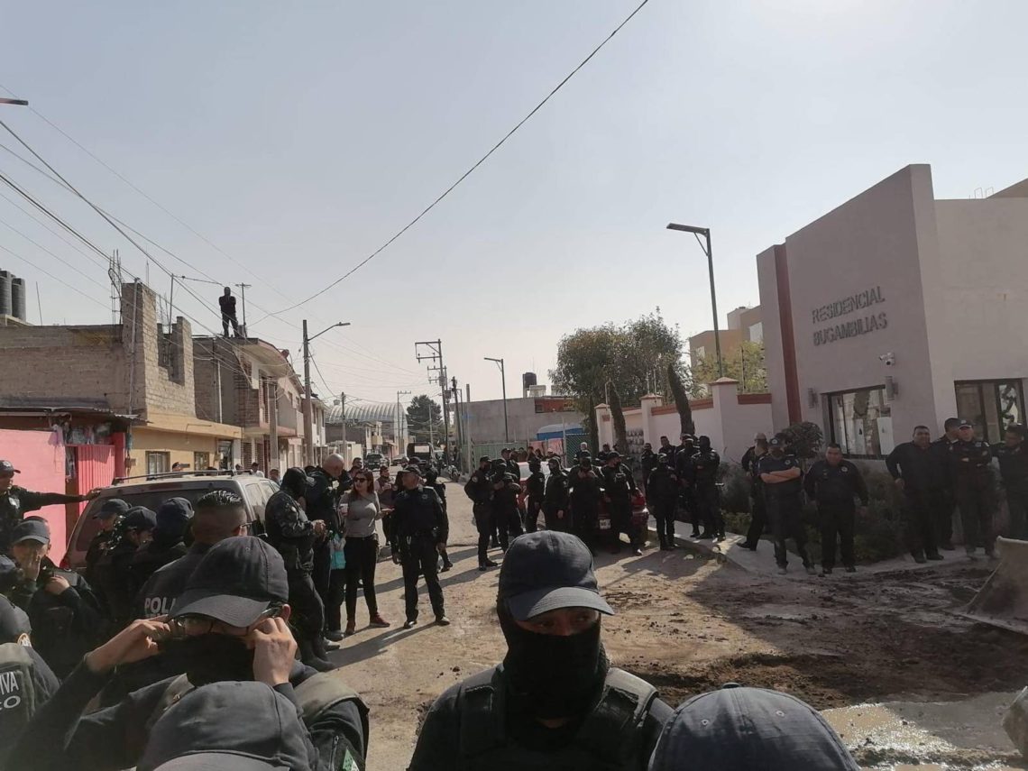 Policías y vecinos se enfrentan en Texcoco