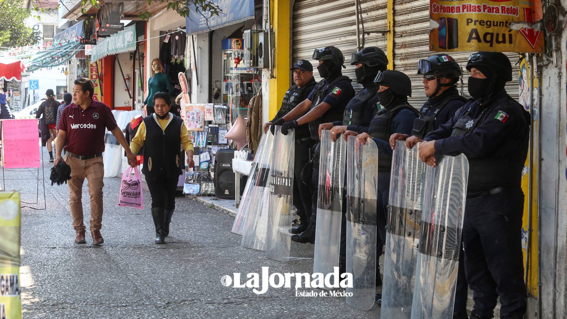 comerciantes-semifijos-del-centro-de-toluca-se-manifiestan-piden-que-los-dejen-trabajar